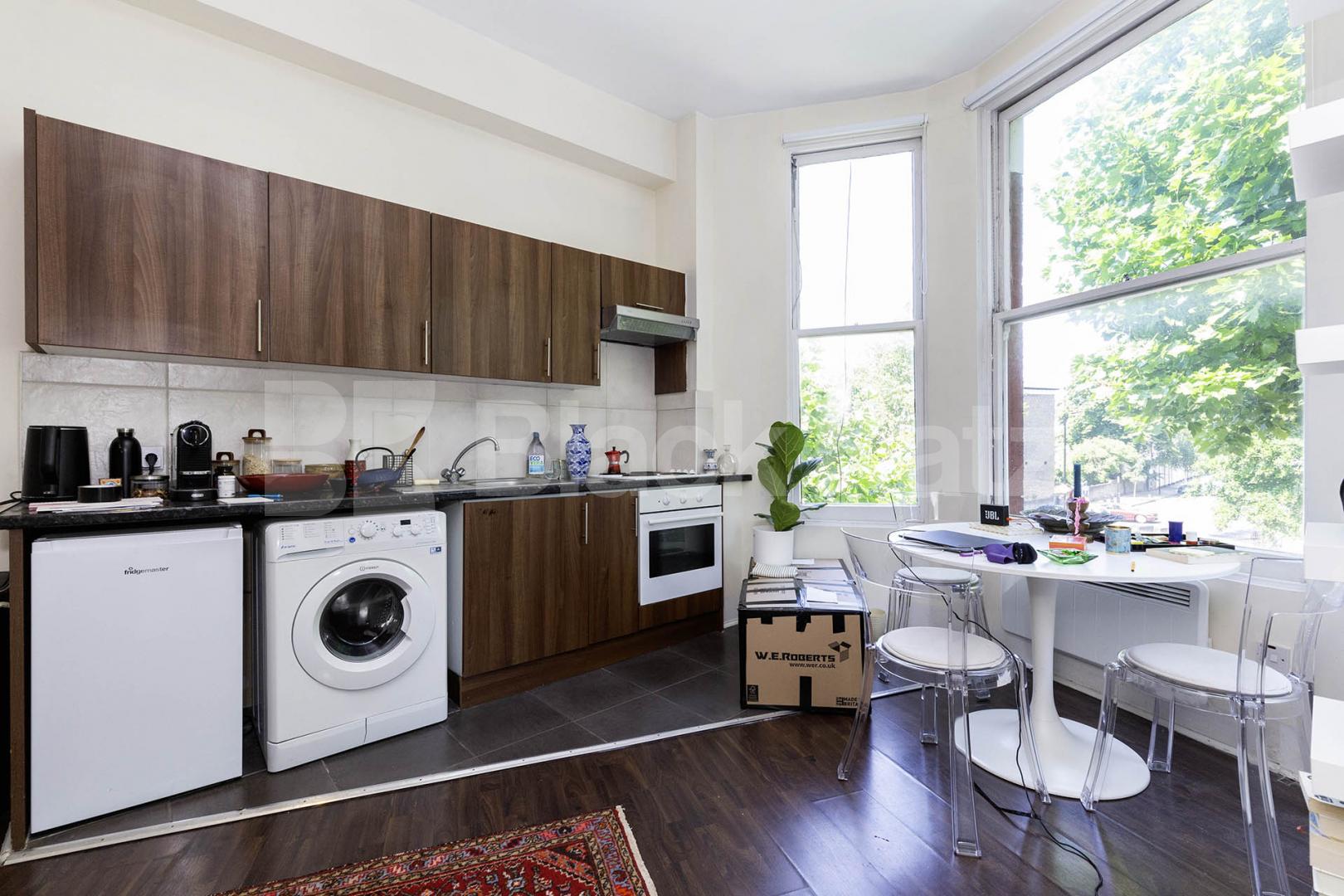 Modern studio set within a large period house mins to tube and shops Sutherland Avenue, Maida Vale